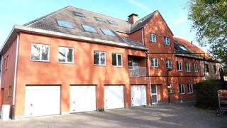 <p>Dit appartement is gelegen op de eerste verdieping en geniet van een rustige ligging op korte afstand van het centrum en De Schelde. Het beschikt over drie volwaardige slaapkamers een aangenaam balkon en garage. Ideaal voor wie houdt van rust, ruimte en een centrale ligging. Deze woonst bevat maar liefst 116m² bewoonbare ruimte.</p>
<p><u>Indeling</u><br />Inkomhal (7m²) . Drie slaapkamers (13-13-9,5m²) waarvan 1 met terras. Badkamer met ligbad en toilet (5m²). Apart gastentoilet. Ruime woonkamer met veel lichtinval (36m²). Geïnstalleerde keuken (9m²) met aansluitend een berging. Garage.</p>
<p><u>Extra</u><br />Centrale verwarming op aardgas. Dubbele beglazing. Voldoende parkeerplaats. Geen lift waardoor de syndic kosten heel laag liggen. En vooral energiezuinig met het label B.</p>