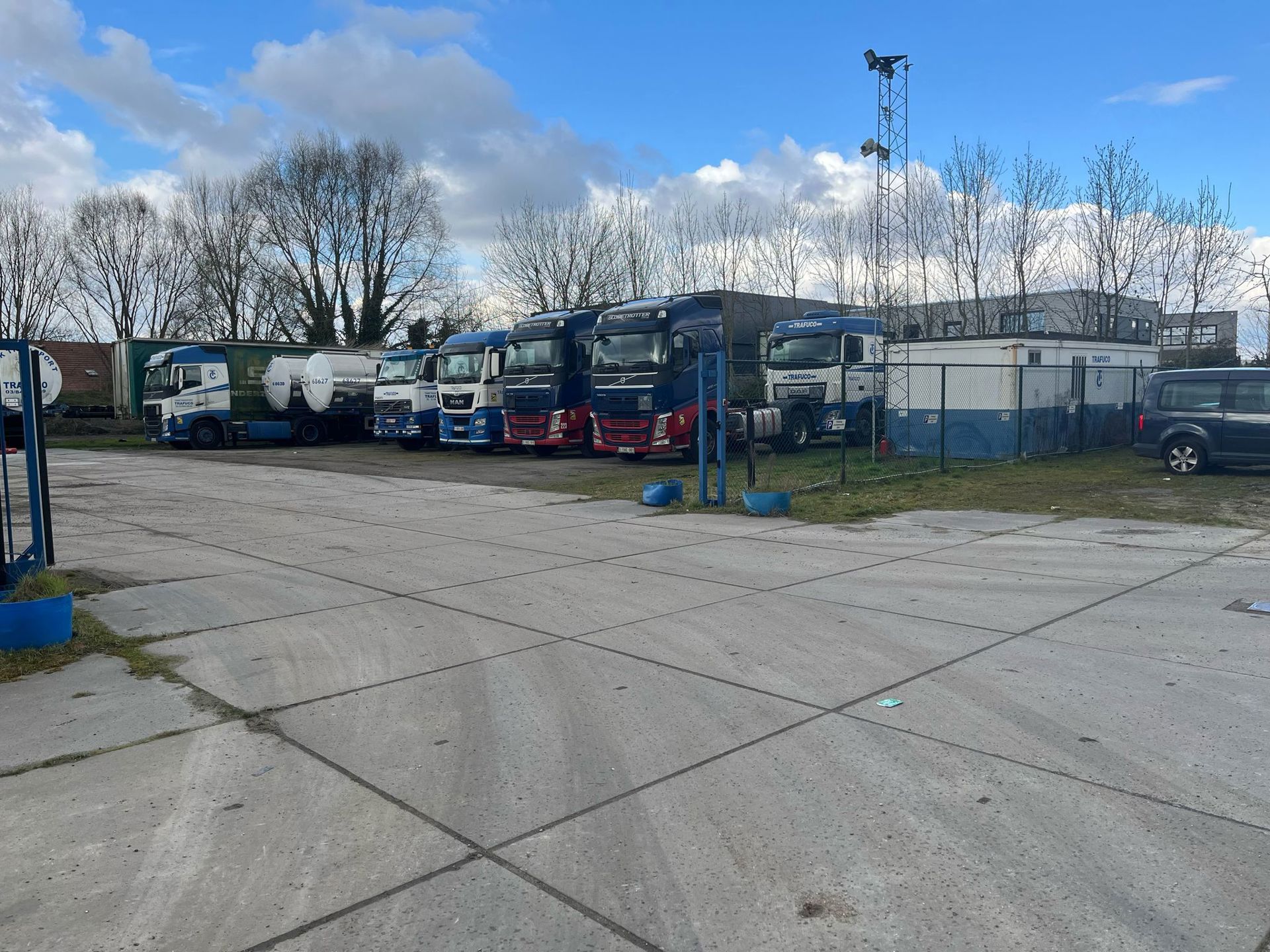 Deels verhard en omheind terrein van 3.500m² te Schelle - foto 1
