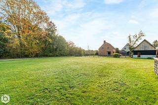 Op een uitzonderlijke en uiterst rustige locatie in Bonheiden bevindt zich deze hoogwaardig afgewerkte, energiezuinige villa met 3 slaapkamers, 2 badkamers en een prachtig aangelegde tuin op een ruim perceel van 2.332 m². Hier geniet u van een groene, veilige omgeving met volledige privacy en een adembenemend zicht op het achterliggende natuurlandschap, gecombineerd met een uitstekende bereikbaarheid vlak bij scholen en winkels.<br /><br />Benieuwd naar deze unieke woning? Klik hier voor een wondermooie 3D beleving!<br /><br />Via de statige inkomhal met vestiaire en apart gastentoilet betreedt u de woning. Eenmaal binnen trekt de lichtrijke leefruimte meteen de aandacht, een sfeervolle inbouwhaard verbindt hier de gezellige zithoek naadloos met de ruime eetkamer. De hyper-geïnstalleerde keuken vormt het warme hart van het huis, terwijl een praktische wasplaats, een handige berging en een extra doucheruimte het gelijkvloers compleet maken.<br />Op de eerste verdieping leidt een royale nachthal naar drie volwaardige slaapkamers, waaronder een luxueuze master bedroom met aparte dressing. Hier bevindt zich ook de tweede ruime badkamer, die u nog volledig naar eigen wens kunt inrichten, waarna een vaste trap u verder brengt naar de royale zolder op de tweede verdieping.<br />Ook buiten zet het comfort zich moeiteloos voort, in de zuidwest-georiënteerde, aangelegde tuin met terras en een sfeervol overdekt loungegedeelte inclusief BBQ geniet u in alle privacy van mooie dagen. Een ruime, aangelegde oprit biedt ruim voldoende parkeergelegenheid, terwijl het gunstige B-label (EPC 153 kWh) borg staat voor een energiezuindig en toekomstbestendig wooncomfort.<br /><br />Dit is een unieke opportuniteit als u op zoek bent naar een ruime, instapklare villa op een gedroomde locatie. Contacteer ons voor meer informatie op 0472 95 20 71 of via info@boonstravastgoed.be.<br /><br />Bijzonderheden:<br />- 3 slaapkamers en 2 badkamers<br />- Energiezuinig (EPC: 153 kWh / B)<br />- Perceel van 2.332 m² op een top-locatie