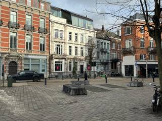 In een oud negentiende-eeuwse stadswoning wil zich een kledingzaak vestigen? Wie wilt dit nu niet? Dit pand werd onder handen genomen door architecten de vylder vinck taillieu en was 30 jaar lang de uitvalsbasis van de wel gekende winkel Twiggy. Meer info?<br />Wenst u een kijkje te nemen? Bel 09 279 11 22 of info@centeroffice.be