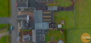 EERSTE BEZOEKDAG ZATERDAG 28/02 VAN 10U TOT 13U (enkel op afspraak!)<br /><br />MASSEMEN - Deze goed onderhouden woning met ruime loods (310m²) is gelegen op een fantastische locatie. De ligging van dit pand is bijzonder aantrekkelijk met alle voorzieningen zoals scholen, supermarkten, winkelcentrum, ... in de directe omgeving. Daarnaast geniet deze woning een heel goede bereikbaarheid door de nabijheid van station Wetteren, openbaar vervoer, de N9 en de op- en afritten van de E40.<br /><br />Naar indeling toe bevindt zich op het gelijkvloers een inkomhal, een woonkamer, een geïnstalleerde keuken en een ruime, inpandige garage. Op de eerste verdieping bevindt zich een ruime slaapkamer, een bureel (makkelijk om te vormen naar slaapkamer), een dressing en een badkamer met douche, ligbad en sauna. Verder is er ook nog een praktische kelder.<br /><br />Naar comfort toe is deze woning voorzien van dakisolatie, HR-glas (PVC), centrale verwarming op stookolie, airco, ... <br /><br />Grootste troef aan deze eigendom is de loods van maar liefst 310m² waarbij het dak in 2011 werd vernieuwd. Achter deze loods bevindt zich nog de tuin.<br /><br />Kortom, bent u op zoek naar een instapklare woning op een uitstekende locatie mét loods? Aarzel dan niet en maak snel uw afspraak: 053/60.65.60.<br /><br />De vermelde prijs is een richtprijs. Na ontvangst van de biedingen zal de verkoper beslissen of hij de eigendom verkoopt aan het beste bod. De richtprijs is aldus niet bindend voor de verkoper. Voor meer info kunt u ons contacteren of het reglement raadplegen op onze website.