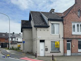 Te renoveren woning met veel potentieel en gunstige ligging nabij het centrum van Aalst!Op het gelijkvloers vindt u een inkomhal, een polyvalente...
