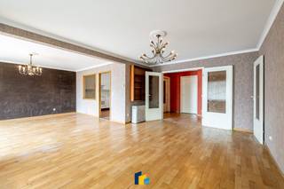 Dit uitzonderlijk ruime appartement op de derde verdieping van Residentie "New Continental Palace" biedt royale ruimtes, comfort en een topligging aan de kust. De indeling omvat een ruime en lichtrijke leefruimte met grote raampartijen en toegang tot een zuidgericht terras, ideaal om te ontspannen en te genieten van de zon. Daarnaast beschikt het appartement over een gesloten, praktisch indeelbare keuken, twee ruime slaapkamers (waarvan één met extra opbergruimte), een royale badkamer met ligbad, wastafel en toilet, en een apart gastentoilet. De ligging aan de achterzijde van de Zeedijk, met directe doorgang naar de dijk en op wandelafstand van het centrum, winkels, station en casino, maakt dit appartement extra aantrekkelijk. De residentie biedt extra comfort dankzij een ruime lift en een gemeenschappelijke fietsenstalling. Bovendien werden recent belangrijke investeringen in het gebouw gedaan: een volledig vernieuwd dak (2024), vervangen waterleidingen, gemoderniseerde parlefonie en vernieuwde betegeling van de gangen. Dit appartement is perfect als vaste woonst, vakantieverblijf of slimme investering. Ontdek zelf de ruimte, het licht en het potentieel van deze unieke woning aan zee. Neem vandaag nog contact met ons op voor een bezoek!<br /><br />Verwarming: Elektrisch | EPC: 175k Wh/m² ~ UC: 0003505967-RES-1 ~ label B | Oppervlakte: +/- 109m² (totale indicatieve oppervlakte op basis van EPC-attest) | Overstromingsgevoeligheid: P-score: A (0859/00Z021) / G-score: A (ID17813609) | Stedenbouwkundige inlichtingen: Woongebied, Vergund, Geen rechterlijke herstelmaatregel of bestuurlijke maatregel opgelegd, Geen voorkooprecht , Geen verkavelingsvergunning