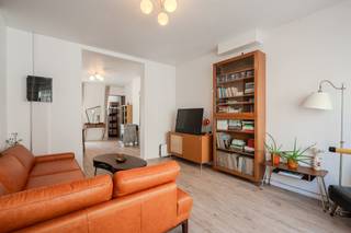 Charmant gelijkvloers appartement te koop gelegen langs de Nieuwpoortsesteenweg te Oostende, dichtbij zee en strand. Indeling:- leefruimte- keuken voorzien van een oven, keramische kookplaat en frigo- apart toilet- badkamer voorzien van een ligbad en enkele lavabo- berging met aansluiting wasmachine - slaapkamer (11m²)- koer (21m²)Momenteel vergund als handelsgelijkvloers Pluspunten: - kleinschalig gebouw- ruim appartement - gezellig koertje - dichtbij zee en strand Op zoek naar een gezellig gelijkvloers appartement te Oostende? Contacteer ons voor een bezoek ter plaatse. Bestuursmaatregelen in het maatregelenregister: in aanvraag