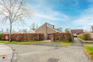 We heten u welkom in Lovendegem, gelegen in de gemeente Lievegem in Oost-Vlaanderen, is een rustig en aangenaam dorp met een uitstekende ligging tussen de stad Gent en de E40-autosnelweg. De regio biedt een uitstekende bereikbaarheid. Daarnaast kunnen bewoners genieten van de groene omgeving, met tal van wandel- en fietsmogelijkheden. Winkels, scholen en andere voorzieningen zijn op wandelafstand van deze woning aanwezig. <br /><br />Deze alleenstaande woning, gelegen in een doodlopende rustige straat, uit 1977 is bijzonder charmant, biedt veel rust en privacy. Er is een ruime keuken met lichtinval, woonkamer met zicht op de tuin, badkamer, 2 toiletten, 1 slaapkamer op de benedenverdieping en 2 slaapkamers boven. Oprit is aangelegd met klinkers en biedt privé parkeerplaats voor 2 wagens. Er is ook een inpandige garage aanwezig in de woning. <br /><br />Buiten genieten kan in de aangelegde tuin met ideaal zonneterras om rustig te genieten van het goede weer! <br /><br />Op vlak van bijbouwen, verhogen, uitbreiding... deed de eigenaar reeds opzoekwerk en zou dit - behoudens vergissing en naar voorwaarden - geen probleem mogen zijn. <br /><br />EPC D = geen renovatieverplichting. Aanbouwen kan mits vergunning. <br />Elektriciteit dient echter, op bepaalde punten, wel conform gemaakt te worden. <br /><br />**De gepubliceerde prijs is een richtprijs. Dit betekent dat u vrij bent om een bod uit te brengen. De verkoper behoudt zich het recht voor om al dan niet op een bod in te gaan. De uiteindelijke verkoop kan pas tot stand komen na aanvaarding van een bod en ondertekening van de compromis.<br /><br />Meer informatie? Een bezoek ter plaatse gewenst? Graag! <br />Contacteer ons gerust via immovercruysse.verkoop@gmail.com.