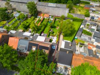 <p>Ligging: deze woning is gelegen aan de groene rand van de stadskern van Turnhout, vlakbij het Begijnhof, met een zeer goede verbinding naar het station, openbaar vervoer, het winkelcentrum en scholen. <br /><br />Omschrijving: <br />Deze verzorgde, ruime half-open bebouwing vinden we terug in een charmante, groene straat in het centrum van Turnhout. De woning werd recent vernieuwd en beschikt over een energiezuinig EPC label B (188kWh/m²). Zo is de woning goed geïsoleerd, is er HR+ dubbele beglazing en zijn er recent 9 zonnepanelen geplaatst. <br />Op het gelijkvloers bestaat de woning uit een inkomhal, een lichtrijke open leefruimte bestaande uit een zithoek en eetgedeelte en achteraan een geïnstalleerde keuken met extra eetgedeelte. Ook de badkamer bevindt zich op het gelijkvloers en beschikt over een ligbad/douche en een badkamermeubel. Het toilet is apart.<br />Op de eerste verdieping vinden we 2 ruime slaapkamers, een apart toilet en een hobbykamer dewelke ook als bureauruimte kan dienen. Er is reeds een vaste trap naar de zolder waar we de derde slaapkamer terugvinden.<br />De woonst is gelegen op een prachtig perceel van 480m² en beschikt over een groot terras en een mooie aangelegde tuin. Parkeren is mogelijk zowel in de inpandige garage als op de oprit.<br /><br />De beschikbaarheid van de woning is af te spreken met de eigenaars.</p>