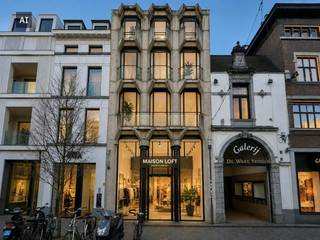 Vous recherchez un bâtiment commercial offrant une visibilité maximale dans le centre de Hasselt ? Cet espace commercial prêt à emménager d'environ 160 m² est situé dans un emplacement privilégié dans une rue commerçante animée, entouré de magasins de détail et de concepts hôteliers performants.Grâce à ses larges fenêtres, le bâtiment bénéficie d'une excellente luminosité naturelle et d'une forte apparence commerciale. La vitrine spacieuse offre des possibilités de vitrines optimales et garantit une visibilité maximale aux passants.L'espace du rez-de-chaussée peut être aménagé de manière pratique et flexible, ce qui le rend adapté à divers usages commerciaux tels que la vente au détail, la salle d'exposition ou les services. Le bâtiment dispose également d'espaces de rangement et d'installations sanitaires supplémentaires, ce qui contribue au confort d'utilisation tant pour le personnel que pour les clients.L'emplacement central au cœur de Hasselt garantit un passage constant et une excellente accessibilité. Des places de parking sont situées à proximité immédiate.Une opportunité unique pour les entrepreneurs qui souhaitent établir leur entreprise dans un emplacement commercial de premier plan avec une visibilité et une apparence fortes.Les images générées par l’IA sont fournies en guise d'inspiration. Elles ne tiennent pas compte des spécifications techniques, ni des renseignements urbanistiques, ni des possibilités concrètes de réalisation.