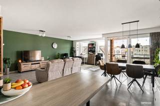 Welkom in dit uitzonderlijk ruime en lichtrijke dakappartement, ideaal gelegen op wandelafstand van het station en het centrum van Lier.<br /><br />Dit appartement bevindt zich als enige op de bovenste verdieping, wat zorgt voor maximale privacy en een overvloed aan natuurlijk licht.<br />U wordt verwelkomd in een ruime gemeenschappelijke inkomhal met lift, die leidt naar het privatieve gedeelte.<br /><br />Binnenin beschikt het appartement over een inkomhal met gastentoilet en vestiaireruimte.<br />Vanuit de inkomhal bereikt u de volledig uitgeruste keuken en de aangename, ruime leefruimte. De keuken is voorzien van alle comfort, waaronder een vaatwasser, gasfornuis, oven, microgolfoven, koelkast en diepvriezer, en sluit naadloos aan op de leefruimte.<br /><br />De leefruimte geeft toegang tot het zuidgericht terras (6 m²) aan de voorzijde, waar u in alle rust kan genieten van de zon.<br /><br />Via de nachthal bereikt u de volledig uitgeruste badkamer en drie volwaardige slaapkamers (13 m², 13,5 m² en 24 m²). De twee slaapkamers aan de achterzijde geven toegang tot een tweede terras (6 m²).<br /><br />Pluspunten:<br />+ Gunstige ligging nabij station en centrum Lier<br />+ Recent gebouw<br />+ 3 ruime Slaapkamers<br />+ Lichtrijk door de grote raampartijen<br />+ 2 terrassen (2x 6m²)<br />+ Gunstige EPC B (167kWh/m²)<br />+ Elektriciteit conform<br /><br />Heeft u interesse in dit prachtig dakappartement en wenst u een bezoek ter plaatse in te plannen? Aarzel niet ons te contacteren. Wij zijn bereikbaar via het nummer 03 337 50 70 of info@vbvastgoed.be.