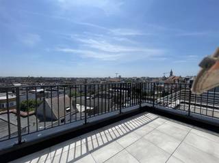<p><span>Omschrijving</span></p><p><span>Welkom in dit prachtige, modern appartement gelegen in het charmante Blankenberge. Dit aantrekkelijke woonpand biedt u een perfecte combinatie van comfort, stijl en een ideale ligging aan zee.</span></p><p><span> </span></p><p><span>Het appartement beschikt over twee ruime slaapkamers, ideaal voor wie extra ruimte wenst. De indeling is praktisch en efficiënt, met goed afgebakende ruimtes die een aangename woonervaring garanderen. Beide slaapkamers zijn voorzien van raampartijen die natuurlijk licht binnenlaten en u een aangenaam zicht geven.</span></p><p><span> </span></p><p><span>De moderne open keuken is geïntegreerd in de woonruimte en beschikt over een praktische eilanduitvoering. Dit creëert een gezellige en functionele ruimte waar koken en samenzijn samen kunnen gaan. Het grote woongebied biedt voldoende ruimte voor ontspanning en ontvangst van gasten.</span></p><p><span> </span></p><p><span>Het badkamerarrangement is contemporary uitgewerkt met moderne tegels, een inloopdouche met glazen afscheiding en stijlvolle sanitaire voorzieningen. Daarnaast is er ook een apart toilet, wat extra gemak biedt.</span></p><p><span> </span></p><p><span>Een hoogtepunt van dit appartement is het ruime balkon met panoramisch uitzicht over Blankenberge. Dit buitenruimte is ideaal voor het genieten van zeelucht en biedt u een perfecte plek om tot rust te komen.</span></p><p><span>Zonnepanelen, warmtepomp, vloerverwarming en regenwater zijn aanwezig.</span></p><p><span>€ 50.00 Maandelijkse kosten.</span></p>