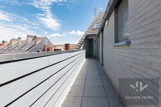 <strong>Recent 2-slaapkamerappartement in het centrum van Diepenbeek, met kelderberging en ondergrondse autostaanplaats, zolderruimte en zuid-oostelijk georiënteerd terras! <br /><br /><u>TROEVEN: </u></strong><br />- Centrale ligging in het centrum van Diepenbeek <br />- E313 vlakbij <br />- Kelderberging en ondergrondse autostaanplaats inbegrepen in de vraagprijs <br />- Bijzonder veel natuurlijke lichtinval <br />- Extra bergruimte dankzij de zolderruimte van 20 m² <br />- Gezellig terras met goede oriëntatie <br />- Recent gebouw (2014) dat altijd goed werd onderhouden <br />- EPC label B <br />- Elektriciteit goedgekeurd tot december 2036 <br />- Ideaal voor eigen bewoning of investeringsopportuniteit<br /><br /><strong>Locatie</strong> - Appartement met 2 slaapkamers in het centrum van Diepenbeek. Gelegen op slechts een steenworp van het gezellige marktplein, supermarkten, scholen, horeca en zoveel meer. Diepenbeek onderging de laatste jaren een ware metamorfose waardoor diverse winkelketens en projectontwikkelaars hun weg vonden naar deze mooie gemeente. Ook op het gebied van mobiliteit, ontspanning en natuur is er meer dan voldoende te beleven. De nieuwe slogan van de gemeente is dan ook toepasselijk: “Diepenbeek, hier is ‘t goed”.<br /><br /><strong>Indeling</strong> - Het appartement is gelegen op de derde verdieping en kan je bereiken via trap of lift. De indeling omvat de inkomhal, een berging/wasplaats alsook de leefruimte, met een open keuken en aansluitend het terras, dat een mooi en ruim zicht biedt op de omgeving. Via de nachthal kom je in de 2 slaapkamers, het apart toilet en de zeer ruime en praktische badkamer met ligbad, inloopdouche, wastafel en toilet.<br />Opvallend in het appartement is de kleine mezzanine, die je met een ladder kunt bereiken vanuit de leefruimte. Een extra ruimte die diverse invullingen kan genieten, zoals bijvoorbeeld bureau- of hobbyruimte.<br />Ook de ruime zolder biedt mogelijkheden. Deze kan je bereiken via een uitschuifbare zoldertrap en is perfect voor opslagruimte of, mits enkele verbouwingswerken, een extra slaapkamer of leefruimte.<br /><br />Het appartement komt inclusief uw eigen ondergrondse parkeerplaats en een privatieve kelderberging! <br /><br />Kortom, een tof appartement op een zeer gunstige locatie, dat zowel interessant is voor eigen bewoning als voor uw investeringsportefeuille.<br /><br />