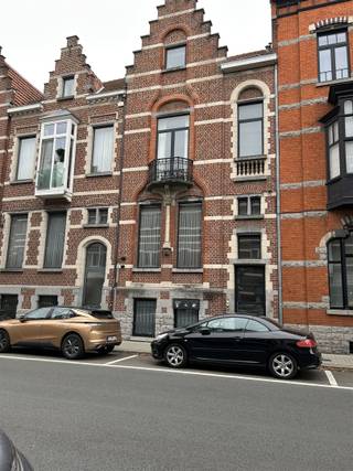 Dit zeer gezellige en charmante appartement vinden we terug op de Prins Albertlaan 20.Gelegen tussen het station en het stadspark, is het perfect...