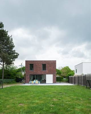 Deze prachtige nieuwbouwwoning, gelegen in de Nazarethstraat te De Pinte, combineert hedendaags wooncomfort met een rustige en groene ligging. De woning werd opgeleverd in 2022 en bevindt zich in een doodlopende straat, wat zorgt voor extra rust, privacy en veiligheid.
Dankzij de uitstekende ligging geniet u hier van een vlotte bereikbaarheid en een optimale verbinding met belangrijke invalswegen. Winkels, scholen, sportfaciliteiten en openbaar vervoer bevinden zich op slechts een steenworp afstand, waardoor deze woning de ideale uitvalsbasis vormt voor gezinnen en pendelaars.
De woning is gelegen op een perceel van 749 m² en beschikt over een bewoonbare oppervlakte van maar liefst 170 m². Bij het betreden van de woning komt u terecht in een verzorgde inkomhal met gastentoilet. De lichtrijke leefruimte vormt samen met de gezellige eethoek en de open, moderne en hedendaagse keuken het hart van de woning. Dankzij de grote raampartijen geniet u hier van een overvloed aan natuurlijk licht en een prachtig zicht op het omliggende groen. De stijlvolle tegelvloer op het gelijkvloers zorgt voor een strakke en tijdloze uitstraling. Aansluitend bevindt zich een mooi en gunstig georiënteerd terras waar het heerlijk vertoeven is. Verder vindt u op het gelijkvloers een ruime berging met voorzieningen voor wasmachine, droogkast en technieken.
Op de eerste verdieping bevinden zich drie volwaardige slaapkamers en een moderne badkamer, perfect afgestemd op het comfort van een hedendaags gezin.
Ook op vlak van energiezuinigheid scoort deze woning bijzonder goed. Met een EPC-score van slechts 44 kWh/m² behaalt de woning een gunstig EPC-label A. Daarnaast werd de woning uitgerust met zonnepanelen, een conforme elektrische installatie en een regenwaterput.
Tot slot beschikt de woning over een ruime tuin, veel parkeermogelijkheden en een uiterst aangename woonomgeving waar groen en bereikbaarheid hand in hand gaan.
Bent u op zoek naar een instapklare, energiezuinige woning met moderne afwerking en een topligging in het groen? Dan is dit eigendom absoluut een bezoek waard.