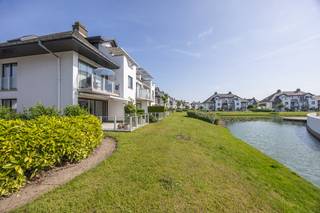 Ontdek dit <strong>uitzonderlijk lichtrijke gelijkvloers appartement</strong> in de stijlvolle <strong>Residentie Sint-Raphaël</strong>, gelegen in het gegeerde domein <strong>Golf Azûr (Warande 25)</strong>. Dankzij de <strong>rustige ligging op wandelafstand van het strand, het nieuwe casino, winkels, restaurants en openbaar vervoer</strong> geniet u hier van het beste wat Middelkerke te bieden heeft.<br /><br />Het appartement beschikt over een <strong>ruime en zonnige leefruimte</strong> met grote raampartijen die uitgeven op het <strong>zuidgerichte terras van ca. 10 m²</strong>. Hierdoor vloeien binnen- en buitenruimte naadloos in elkaar over en geniet u de hele dag van een aangename lichtinval.<br /><br />De <strong>volledig uitgeruste open keuken</strong> sluit perfect aan op de eetruimte en vormt het ideale decor voor gezellige momenten met familie en vrienden.<br /><br />Verder omvat het appartement <strong>twee volwaardige slaapkamers</strong>, een <strong>vernieuwde badkamer met inloopdouche en lavabo</strong>, een <strong>apart</strong> <strong>gastentoilet</strong> en een <strong>praktische berging met aansluiting voor een wasmachine.</strong><br /><br />Een extra troef is het <strong>zonnige, zuidgerichte terras,</strong> waar u in alle rust kunt genieten, beschut tegen de zeewind.<br /><br />Ook aan opbergruimte is geen gebrek dankzij de <strong>privatieve kelderberging en de ruime garagebox.</strong><br /><br /><u><strong>De garagebox dient verplicht mee aangekocht te worden aan € 55.000.</strong></u><br /><br />Bovendien worden <strong>alle meubels mee verkocht</strong>, waardoor het appartement <strong>volledig</strong> <strong>instapklaar</strong> is en onmiddellijk kan worden gebruikt als <strong>vaste woonst, tweede verblijf of investering.</strong><br /><br />Ook op energetisch vlak biedt deze eigendom interessante toekomstperspectieven. Binnen de residentie zijn werken gepland voor de <strong>isolatie van het dak en het plafond van de kelderverdieping</strong>, waardoor de <strong>EPC-score aanzienlijk zal verbeteren.</strong> In combinatie met de plaatsing van een <strong>warmtepomp</strong> is zelfs een <u><strong>EPC B</strong></u> haalbaar.<br /><br /><strong>Troeven:</strong>
<ul>
<li>Ruim gelijkvloers appartement</li>
<li>2 volwaardige slaapkamers</li>
<li>Zuidgericht terras van ca. 10 m²</li>
<li>Volledig gemeubeld en instapklaar</li>
<li>Privatieve kelderberging</li>
<li>Ruime garagebox (verplicht aan te kopen voor € 55.000)</li>
<li>Rustige topligging op wandelafstand van zee en centrum</li>
<li>Ideaal als vaste woonst, tweede verblijf of investering</li>
<li>Potentieel voor een sterke verbetering van de EPC-score</li>
</ul>
<br />Bent u op zoek naar een ruim, lichtrijk en instapklaar appartement op een toplocatie in Middelkerke? Contacteer ons vandaag nog voor een bezoek en ontdek zelf alle troeven van deze unieke eigendom.