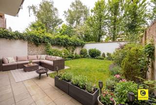 <p><span>Charmant en lichtrijk gelijkvloers appartement met grote tuin in Wilrijk!</span></p><p><span>Op zoek naar een karaktervol appartement met een uitzonderlijke zonnige buitenruimte? Dit gelijkvloers 1-slaapkamerappartement aan de Ringlaan 73 in Wilrijk combineert authenticiteit, warmte en licht op een unieke manier een plek waar je je meteen thuis voelt.</span></p><p><span>Locatie: </span></p><p><span>Het appartement geniet van een uitstekende ligging in Wilrijk. De Ringlaan bevindt zich op een centrale locatie met vlotte verbinding naar Antwerpen, de A12 en de Antwerpse Ring. In de directe omgeving vindt u tal van winkels, supermarkten, scholen, openbaar vervoer en sportfaciliteiten. Bovendien liggen ook Park Den Brandt, Park Middelheim en het Nachtegalenpark op korte afstand, ideaal voor ontspanning en wandelingen in het groen. </span></p><p><span>Indeling:</span></p><p><span>Bij het betreden van het appartement kom je binnen in een uitnodigende inkomhal. De stijlvolle dambordtegel zet meteen de toon en vormt een elegante leidraad doorheen de woning.</span></p><p><span>Aan de linkerkant bereik je via een dubbele deur de lichtrijke leefruimte. Hier zorgen het prachtige visgraatparket en de brede raampartijen voor een warme, tijdloze uitstraling en een overvloed aan natuurlijk licht. Een ideale plek om tot rust te komen of gasten te ontvangen in een gezellige setting.</span></p><p><span>Achteraan bevindt zich de uitzonderlijk ruime slaapkamer van maar liefst 21 m². Deze kamer biedt meer dan voldoende plaats voor een groot bed, dressingkasten en eventueel een werkhoek. Bovendien is de slaapkamer uitgerust met automatische rolluiken, wat zorgt voor extra comfort, privacy en een goede nachtrust.</span></p><p><span>Naast de slaapkamer ligt de volledig geïnstalleerde keuken, afgewerkt met een duurzaam granieten werkblad en voorzien van alle hedendaagse toestellen (spoelbak, inductiekookplaat, combi oven, vaatwasser en veel opbergruimte). Vanuit de keuken heb je directe toegang tot de prachtige zonnige tuin van ca. 80 m². Dankzij de beperkte inkijk geniet je hier in alle rust en privacy. Denk aan lange zomeravonden, gezellige diners buiten of een rustige ochtendkoffie in het groen, de perfecte verlenging van je leefruimte.</span></p><p><span>Verder beschikt het appartement over een badkamer met authentieke, karaktervolle tegels, uitgerust met ligbad, douche en lavabo (met renovatiemogelijkheden naar eigen smaak). Daarnaast is er nog een apart toilet en een praktische vestiairekast.</span></p><h3><span>Extra troeven van deze woning:</span></h3><ul><li><span>Gunstig EPC (label C) </span></li><li><span>Elektriciteit conform </span></li><li><span>Authentieke elementen en veel lichtinval </span></li><li><span>Ruime slaapkamer </span></li><li><span>Grote tuin (ca. 80 m²) met veel privacy </span></li><li><span>Dubbele beglazing (hoogrendement PVC) </span></li><li><span>Mogelijkheid tot huren van garagebox op wandelafstand (ca. 150 m) </span></li><li><span>Kelderberging aanwezig</span></li></ul><p><span> </span></p><p><span>Dit instapklare appartement combineert ruimte, licht en een praktische indeling met een uitstekende bereikbaarheid. De perfecte match voor wie op zoek is naar wooncomfort op een strategische locatie.</span></p><p><span> </span></p>
