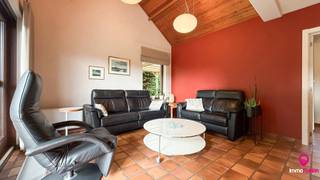 <p>Bij ImmoFusion 7/7 “open huis” : klik op onze 3D-TOUR.<br />Ervaar vastgoed alsof je er zelf doorloopt!<br /><br /><br />Welkom in deze ruime en charmante gezinswoning waar comfort, ruimte en een praktische indeling centraal staan. Met vier volwaardige slaapkamers, een mooie aangelegde tuin en een gezellige leefruimte biedt deze woning alle troeven voor gezinnen die op zoek zijn naar een aangename thuisbasis met veel mogelijkheden. Dankzij de grote ruimtes, de mooie lichtinval en de verzorgde inrichting voelt u zich hier meteen thuis.<br /><br /><br />Bij het binnenkomen betreedt u de inkomhal waar zich onmiddellijk de trap naar de bovenverdieping bevindt. Vanuit de hal krijgt u toegang tot de verschillende leefruimtes van de woning. De leefruimte werd ingericht als een gezellige en ruime living waar voldoende plaats is voor een comfortabele zithoek en een grote eettafel. Dankzij de verbinding met de keuken ontstaat er een aangenaam open gevoel en geniet u bovendien van een mooi zicht op de tuin.<br /><br /><br />Aansluitend bevindt zich de volwaardige keuken, praktisch ingericht met voldoende kastruimte en werkoppervlakte. Door de aangename connectie met de leefruimte vormt dit het ideale hart van de woning voor gezellige familiemomenten of etentjes met vrienden.<br /><br /><br />Verder beschikt de woning op het gelijkvloers nog over een handige wasruimte en een extra polyvalente ruimte die perfect kan dienen als bureauruimte, speelkamer, hobbyruimte of gezellige leeshoek. Ook vanuit deze ruimte geniet u van een rustgevend zicht op de tuin. Daarnaast bevindt zich beneden nog een apart toilet.<br /><br /><br />Op de bovenverdieping vindt u vier volwaardige slaapkamers terug. Drie ruime slaapkamers bieden voldoende plaats en genieten van een aangename lichtinval. De vierde kamer kan perfect ingericht worden als logeerkamer, dressing of bureau. De badkamer is praktisch ingericht en beschikt zowel over een aparte douche als een comfortabel ligbad, ideaal voor gezinnen.<br /><br /><br />Buiten beschikt deze woning over een grote en mooi aangelegde tuin waar tuinliefhebbers volledig tot rust kunnen komen. Dankzij het ruime perceel geniet u hier van veel privacy en voldoende ruimte om te ontspannen, spelen of gezellig te tafelen tijdens de zomermaanden. De aanwezige carport zorgt bovendien voor extra comfort en voldoende parkeermogelijkheden.<br /><br /><br />De woning biedt een uitstekende combinatie van ruimte, functionaliteit en gezelligheid en vormt hierdoor de ideale gezinswoning voor wie op zoek is naar een comfortabele woonomgeving met tal van mogelijkheden.<br /><br /><br />Pluspunten:<br />- 4 volwaardige slaapkamers<br />- Praktische indeling<br />- Grote leefruimtes<br />- Mooie aangelegde tuin<br />- Carport aanwezig<br />- Extra polyvalente ruimte/bureau<br />- Veel lichtinval<br />- Ideale gezinswoning<br /><br /><br />Voor een bezichtiging ter plaatse of meer info, bel ons op 078/78.78.70, of kom gewoon binnen op ons kantoor, steeds welkom!</p>