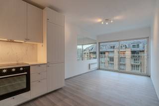 Gelegen op de vierde verdieping van residentie Royal geniet u van lichtinval en een ruimtelijk, open gevoel.<br /><br />Dankzij de centrale ligging in Westende Bad bevindt u zich op wandelafstand van zee, winkels, horeca en openbaar vervoer. Dit maakt de studio uitermate geschikt als tweede verblijf, vaste woonst of interessante investering.<br /><br />De studio werd gerenoveerd en is instapklaar en werd als volgt ingedeeld:<br />Inkom, badkamer, leefruimte uitgevend op het balkon en een ruime slaapkamer.<br /><br />Toeven:<br />Gunstig EPC<br />Goed onderhouden residentie<br />Wandelafstand van de Zeedijk<br />Ruime slaapkamer<br /><br />Voor meer informatie of het plannen van een bezoek kunt u contact opnemen met Arthur via arthur@vlaemynck.be of 0473 62 12 94.