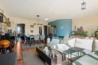 Dit lichtrijke appartement is gelegen aan de August van de Wielelei en geniet van een uitstekende ligging op wandelafstand van openbaar vervoer, winkels en diverse voorzieningen. Dankzij de nabijheid van belangrijke invalswegen geniet u bovendien van een vlotte bereikbaarheid.<br /><br />Het appartement bevindt zich op de tweede verdieping van het gebouw.<br /><br />Bij het betreden van het appartement komt u terecht in de inkomhal, die voorzien is van een apart gastentoilet. Van hieruit bereikt u de ruime en lichtrijke leefruimte, die aansluit op de keuken.<br /><br />De keuken (2018) is uitgerust met een oven, spoelbak met verlek, vaatwasser, wasmachine en droogkast, en heel wat praktische kastruimte. Via de keuken heeft u bovendien toegang tot het gezellige terras.<br /><br />Via de nachthal bereikt u de twee slaapkamers en de badkamer. De badkamer is ingericht met een ligbad met douchefunctie en een lavabomeubel met spiegel.<br /><br />Een extra troef is de garagebox achteraan het gebouw aan te kopen voor € 25.000.<br /><br />Troeven<br />+ EPC-label B <br />+ 2 slaapkamers<br />+ Ruime en lichtrijke leefruimte<br />+ Terras aansluitend op de keuken<br />+ Gunstige ligging nabij winkels, openbaar vervoer en invalswegen<br />+ Garagebox (€ 25.000)<br /><br />Interesse in dit appartement? Neem vandaag nog contact op met VB Vastgoed voor meer informatie of een bezoek ter plaatse via 03 337 50 70 of info@vbvastgoed.be