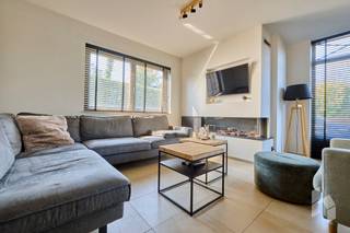 Mooie, instapklare woning (208 m²) met een open leefruimte uitgerust met gashaard, 4 slaapkamers en 2 badkamers.<br />Buiten is er een afgesloten en aangelegde tuin aanwezig, deze beschikt over 2 overdekte terrassen en een tuinhuis, het volledige perceel heeft een oppervlakte van 400 m².<br /><br /><strong>INDELING:</strong><br /><strong>Gelijkvloers:</strong> inkomhal, toilet, woonkamer, keuken, wwasplaats<br /><strong>Eerste verdieping: </strong>overloop, 2 slaapkamers, dressing, toilet, badkamer<br /><strong>Tweede verdieping: </strong>2 slaapkamers, badkamer<br /><br /><strong>BIJZONDERHEDEN:</strong><br />- Rustige locatie;<br />- zuidoostelijk georiënteerde tuin;<br />- gashaard in woonkamer;<br />- slaapkamer met ensuite dressing;<br />- vloerverwarming aanwezig;<br />- airco in slaapkamers;<br />- zonnepanelen (4800 Wp) met certificaten (€ 210/stuk tot 07/2032).