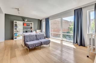 In het hart van Etterbeek, op een steenworp van metrostation Thieffry en het Overwinnaarsplein, stelt SO Estates u deze ruime duplex van ±215 m² voor, die royale volumes en mooie afwerkingen combineert. Op het hoofdniveau een lichtrijke leefruimte met grote raampartijen, open op een uitgeruste keuken met kookeiland en een eetkamer, aangevuld met een inkomhal en een bureau. <br />De onderste verdieping omvat drie slaapkamers, twee dressings en twee moderne badkamers, waarvan één met dubbele wastafel, bad en douche. Het pand beschikt bovendien over een echte wellnessruimte met sauna en douche, evenals over een terras en een tuin aan de achterzijde. Eiken parket, centrale verwarming op gas, EPC E-. Vrij bij akte. <br />Een karaktervol pand met mooie leefruimtes, ideaal gelegen in een levendige en gegeerde buurt, op wandelafstand van winkels, scholen en openbaar vervoer. Een bezoek is een must!