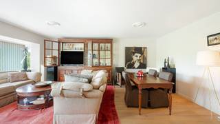 Un appartement spacieux et récemment rénové, offrant une belle vue dégagée, trois chambres à coucher et une terrasse ensoleillée, situé dans une petite copropriété résidentielle à proximité de Duinenwater, de la gare et des commerces de Knokke-Heist. Cet appartement économe en énergie, idéal comme résidence principale ou secondaire, se trouve au deuxième étage d'un immeuble récemment rénové (isolation modernisée, ascenseur et parties communes remises à neuf), juste en face de la gare de Knokke. Agencement : hall d'entrée avec W.C. et débarras ; bel espace de vie comprenant un coin repas et un coin salon ; cuisine ouverte moderne entièrement équipée, donnant sur une terrasse orientée sud-ouest. On trouve également deux grandes chambres à coucher à l'arrière donnant sur un balcon, ainsi qu'une troisième pièce intérieure actuellement utilisée comme dressing. L'appartement dispose d'une salle de bains rénovée avec double vasque, baignoire et douche, ainsi que d'une buanderie spacieuse. Une opportunité exceptionnelle au cœur de Knokke.