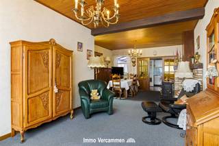 <p><span>Deze halfopen bebouwing is gelegen op een bijzonder mooie en rustige locatie in Bonheiden, in een doodlopende straat en omgeven door een landelijke omgeving. Achteraan geniet u van een prachtig zicht op de achterliggende weilanden. Tegelijk is de woning uitstekend bereikbaar, met Mechelen, de R6 en de E19 in de onmiddellijke omgeving. Een ideale combinatie van rustig en groen wonen, met alle voorzieningen en belangrijke verbindingswegen vlot bereikbaar.</span></p><p><span>De woning biedt bovendien bijzonder veel potentieel en vormt een uitstekende basis om naar eigen smaak te moderniseren. Op het gelijkvloers bevinden zich een inkomhal, living met eetkamer, aansluitende keuken, veranda, berging/technische ruimte, badkamer en toilet. De verdieping beschikt over twee slaapkamers en een zolder die via een vaste trap bereikbaar is en kan worden ingericht als derde slaapkamer.</span></p><p><span>Een absolute troef is de mooie, diepe en aangelegde tuin met tuinberging, waar u volop kunt genieten van rust, privacy en het landelijke uitzicht. De tuin is eveneens toegankelijk via een privatieve doorgang naast de woning.</span></p><p><span>Een woning met heel wat mogelijkheden op een toplocatie, ideaal voor wie bereid is de handen uit de mouwen te steken en een eigendom volledig naar eigen wensen te creëren.</span></p><p><span> </span></p><p><span>Kom de troeven van deze woonst ter plaatse ontdekken en maak een afspraak: 015/755 444 of <span>info@immovercammen.be</span></span></p><p><span>Renovatieplicht EPC: binnen 6 jaar na aankoop = verplichte renovatie tot label D of beter.</span></p>