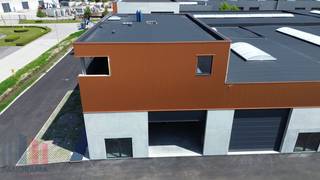 <strong>Nieuwbouw KMO-unit met kantoor - </strong>Combinatie van 164 m² opslagruimte met 164 m² kantoren en<strong> 6 privatieve parkeerplaatsen</strong> te koop op bedrijventerrein 'De Schatting', op amper 300 m van de Torhoutsesteenweg met een vlotte verbinding naar de E403 op- en afrit Ruddervoorde (4,5 km).<br /><br />De <strong>casco opslagruimte</strong> (brandklasse C) met een vrije hoogte van +/- 6,5 m is opgebouwd uit een staalconstructie in combinatie met een betonplint en geïsoleerde sandwichpanelen. De loods is toegankelijk via een automatische sectionale poort (4,50 m B x 4,20 m H) met aparte toegangsdeur en glaspartij, lichtstraat en polybetonvloer. Bovendien laat de dakstructuur het toe om zonnepanelen te plaatsen (15 KG/m²). Aanwezigheid van een regenwater- en septische put. <br /><br />De <strong>kantoorruimte situeert zich op de eerste verdieping</strong> en geniet van veel lichtinval. Dankzij de ligging aan de kop van het project geniet men van een fantastische visibiliteit.<br /><br />Het bedrijfsgebouw maakt deel uit van de gloednieuwe ontwikkeling "Zilleghem Park" bestaande uit <strong>18 KMO-units met oppervlaktes van 159 m² tot 335 m²</strong>. <br />Alle loodsen zijn geschikt voor productie, stockage, ... Per magazijn zijn er minstens twee privatieve parkeerplaatsen voorzien.<br /><strong>Onmiddellijk beschikbaar</strong>.<br /><br />Contacteer <strong>PANORAMA B2B</strong> voor bijkomende (technische) inlichtingen, plannen of een vrijblijvend plaatsbezoek <strong>0479 70 70 73</strong>.