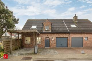 Ontdek deze charmante halfopen bebouwing gelegen in een rustige doodlopende straat in Hamme, waar comfort, privacy en gezelligheid mooi...