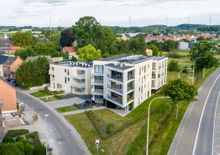Op een boogscheut van het centrum van Halen en op slechts 3 minuten wandelen van de gekende snuffelmarkt hebben in ons prachtig nieuwbouwproject “<strong>Residentie Halon</strong>” nog enkele mooie gelijkvloerse appartementen te koop! Appartement B2 bijvoorbeeld beschikt over 2 ruime slaapkamers en heeft een aangenaam terras.<br /><br />Ook dit nieuwbouwappartement beschikt over een eigen warmtepomp en PV-panelen om zo uw energiefactuur tot een minimum te beperken. Een groot pluspunt als toekomstige woonst of duurzame en kwalitatieve investering!<br /><br />Voor meer informatie ontvangen we u graag bij ons op kantoor of ter plaatse om dit prachtige project tot in de puntjes toe te lichten. Bel nu Elien Mombaerts op het nummer 0470/38.21.30.