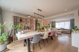 Deze recent gerenoveerde open bebouwing combineert hedendaags wooncomfort met een uitstekende bereikbaarheid, een ideale oriëntatie en een aangename buitenruimte.<br /><br />De woning beschikt over een ruime inkomhal met gastentoilet, een lichtrijke leefruimte met parketvloer en airco én een moderne, volledig uitgeruste open keuken met ontbijthoek. Dankzij de grote raampartijen genieten beide ruimtes van een prachtige lichtinval en directe toegang tot het aangelegde terras en de zonnige tuin. Tevens aansluitend garage/bergplaats en droge kelder aanwezig.<br /><br />Op de eerste verdieping bevinden zich 3 volwaardige slaapkamers, een nachthal, afzonderlijk toilet en een moderne badkamer met inloopdouche en dubbele wastafel. De tweede verdieping biedt een ruime vierde slaapkamer met dressing en extra bergruimte.<br /><br />Als extra troeven beschikt de woning over een oprit met plaats voor meerdere wagens en een praktische tuinberging. Bovendien zijn er 14 zonnepanelen, 2 regenwaterputten en aircosysteem aanwezig.<br /><br />Een instapklare woning met ruimte, licht, comfort én een uitstekende oriëntatie — ideaal voor wie op zoek is naar een kwalitatieve gezinswoning zonder renovatiezorgen.<br /><br />Voor meer informatie of een vrijblijvend bezoek kunt u contact opnemen met Gaëlle via 0479 17 17 17.
