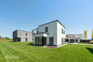 Lot 10 | 494 m² perceelsoppervlakte
Deze moderne woning bouwen we op de nieuwe verkaveling "Het Molenhof" in Koolskamp, deelgemeente van Ardooie. Je vindt deze nieuwe woonbuurt tussen de Diksmuidse Boterweg en de Steenstraat. Je woont er in een rustige, aangename omgeving vlak bij het centrum, op 500 meter van het Dorpsplein met winkels, scholen, horecazaken en openbaar vervoer. De middelbare school H. Kindsheid ligt op 3 à 4 km. Via het op- en afrittencomplex E403 geniet je van een vlotte verbinding.
Deze energiezuinige, moderne woning heeft een ruime inkomhal met toilet, een woon- en eetkamer met aansluitend een open keuken met veel lichtinval, een inpandige garage met berging, 4 slaapkamers, een functionele badkamer, afzonderlijk toilet boven en een (technische) berging. Het gebruik van een warmtepomp in combinatie met vloerverwarming zorgt ervoor dat jouw toekomstige energiefactuur onder controle blijft (E10). Je kiest zelf de afwerkingsmaterialen voor keuken, badkamer, vloeren en binnendeuren. Zo kan je precies wonen zoals jij het zelf wilt.
Wil je graag meer info? Contacteer bouwadviseur Kristof voor meer info of download de projectbrochure.