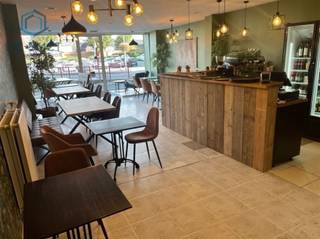 <h3><span>Uniek Handelspand met Woning, Atelier en Ruime Tuin Toplocatie met Tal van Mogelijkheden!</span></h3><p><span>Bent u op zoek naar een veelzijdig pand dat wonen en werken moeiteloos combineert? Dan is dit uitzonderlijke handelspand met woonst, atelier én tuin precies wat u zoekt!</span></p><p><span>Gelegen op een </span><span>zichtbare toplocatie</span><span> met </span><span>gratis parkeergelegenheid rondom</span><span>, biedt dit pand tal van mogelijkheden voor ondernemers, vrije beroepen of investeerders.</span></p><h4><span>Gelijkvloers 205m² Commerciële Ruimte</span></h4><p><span>Het gelijkvloers beschikt over een zeer ruime handelsruimte van maar liefst </span><span>205m²</span><span>, momenteel ingericht als horecazaak. De indeling omvat:</span></p><ul><li><span>Ontvangstgedeelte met toog</span></li><li><span>Ruimte voorzien voor professionele keuken</span></li><li><span>Toiletten</span></li><li><span>Grote zaal of atelier</span></li><li><span>Aansluitend terras en een </span><span>ruime tuin</span></li><li><span>Achteraan het perceel een grote berging/magazijn</span></li></ul><p><span>Perfect voor horeca, winkel, showroom, atelier of kantoorruimte.</span></p><h4><span>Woonst Te Voltooien naar Eigen Smaak</span></h4><p><span>De woonruimtes boven zijn gedeeltelijk gerenoveerd en bieden enorm veel potentieel om naar eigen wens af te werken.</span></p><p><span>1e Verdieping:</span></p><ul><li><span>Bureauruimte</span></li><li><span>Ruime slaapkamer of leefruimte met voorzieningen voor keuken</span></li><li><span>Badkamer met inloopdouche, lavabomeubel en toilet</span></li><li><span>Praktische dressing</span></li></ul><p><span>2e Verdieping:</span></p><ul><li><span>2 ruime slaapkamers</span></li><li><span>Tweede badkamer (leidingen reeds voorzien nog af te werken)</span></li></ul><p><span>Zolder:</span></p><ul><li><span>Volwaardige zolderruimte ideaal voor het creëren van 1 à 2 extra kamers</span></li></ul><h4><span>Troeven op een rij:</span></h4><p><span>Volledig vernieuwde elektrische installatie </span><span>conform gekeurd</span><span><br /></span><span>EPC-label C</span><span> géén renovatieverplichting<br />Nieuwe CV-installatie op aardgas<br />Vernieuwde PVC-ramen op de verdiepingen<br />Commerciële topligging met </span><span>uitstekende visibiliteit</span></p><p><span>Dit pand is ideaal voor wie op zoek is naar ruimte, flexibiliteit én een slimme investering in één.</span></p><p></p><hr /><span>Interesse?</span><span><br />Reageer via de advertentie en wij nemen snel contact met u op om een bezoek in te plannen.</span><p></p>