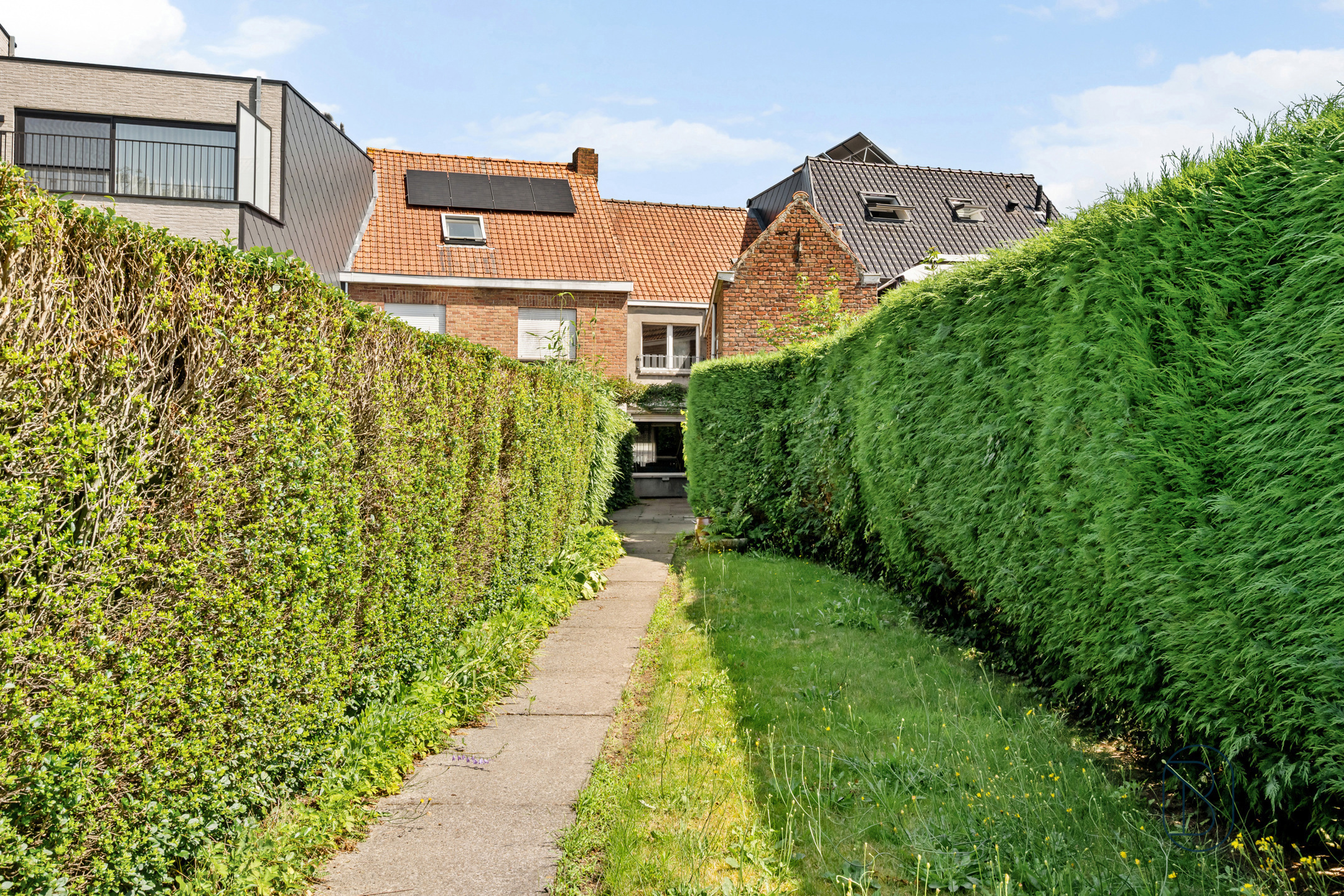 Goedgelegen woning met grote zongerichte tuin en garage - foto 4