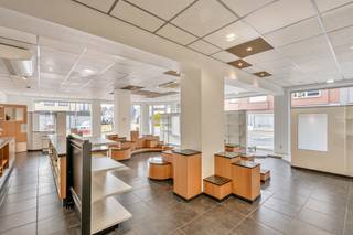 Unique opportunity: this commercial property with high visibility is located in a prime location in the centre of Merelbeke!This property is...