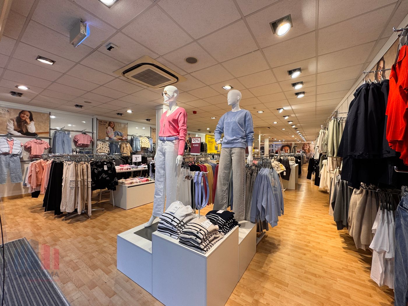 1.242 m² handelspand waarvan 623 m² verhuurd op toplocatie in centrum Izegem - photo 5