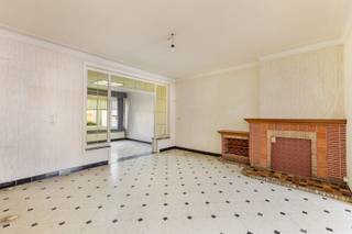 <p><span>Dat het goed wonen is in Lier staat algemeen bekend. Een rustige buurt met de stad als achtertuin? Op wandelafstand van winkels en openbaar vervoer? Met dit pand kan je deze zaken alvast afvinken!</span></p><p><span>Een private tuin? Ook check! </span></p><p><span> </span></p><p><span>Deze woning bestaande uit twee etages herbergt gelijkvloers een inkomhal, salon, leefruimte en eetplaats. Ook de keuken met aangrenzend berging-wasplaats vind je hier, alsook een toilet. Op de verdieping bevinden zich de badkamer en drie slaapkamers. </span></p><p><span>Dit huis is voorzien van een kruipkelder en een kelder op stahoogte. </span></p><p><span> </span></p><p><span>De eigen stadstuin achter het pand geeft u de mogelijkheid tot rust te komen en volop te genieten van het zonnetje.</span></p><p><span>Het betreft een renovatiewoning, de renovatieverplichting is van toepassing, een prima basis om uw eigen stempel te drukken en een fijne thuis te creëren! </span></p><p><span> </span></p><p><span>Interesse? Contacteer ons via 0479/01.01.01!</span></p><p><span> </span></p>