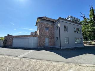 Dit appartementsgebouw bestaat uit 3 appartementen welke allemaal verhuurd zijn aan goede huurders. Elk appartement beschikt over een...