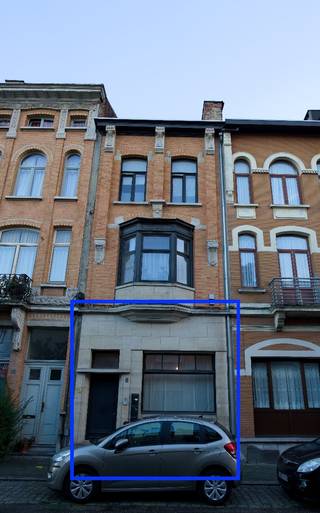 <p>Uniek en lichtrijk appartement in hartje Borgerhout</p><p>Bezoek inplannen? -> https://calendly.com/sterlingerstraat8/bezoek</p><p>Wonen met karakter in Borgerhout</p><p>Op een fijne locatie in het levendige Borgerhout, op de grens met Zurenborg, vind je achter deze unieke gevel dit bijzonder appartement waar authentieke charme en een aangename, eigentijdse sfeer mooi samenkomen.</p><p>De leefruimte vormt het hart van het appartement. Dankzij de hoge plafonds en de grote hoeveelheid licht voelt de ruimte bijzonder aangenaam en ruim aan. De authentieke parket zorgt daarbij voor een warme, karaktervolle uitstraling die mooi contrasteert met de strakke keuken en hedendaagse inrichting.</p><p>Een extra troef is de zuidgerichte koer achteraan.</p><p>Daarnaast beschikt het appartement over een aparte dressing en ruime kelderberging, met plaats voor een wasmachine. Ideaal voor het opbergen van allerhande spullen, voorraad of andere zaken die je liever niet in de leefruimte bewaart.</p><p>Het appartement is gelegen in een kleinschalig gebouw met slechts 2 andere appartementen, wat zorgt voor een rustige en aangename sfeer. De beperkte gemeenschappelijke delen vertalen zich in lage gemeenschappelijke kosten.</p><p>Kijkdagen<br />Het appartement kan bezocht worden tijdens de kijkdagen op zaterdag 17 en zondag 18 oktober. Een bezoek kan eenvoudig ingepland worden via Calendly: https://calendly.com/sterlingerstraat8/bezoek</p><p>Bieden<br />Geïnteresseerden kunnen een bod uitbrengen tot woensdag 21 oktober om 18u.</p><p>Meer informatie over het bieden en de praktische afspraken wordt tijdens het bezoek meegedeeld.</p><p>De troeven op een rijtje:</p><p>• Uniek en karaktervol appartement<br />• Bijzonder veel natuurlijke lichtinval<br />• Hoge plafonds<br />• Authentieke vloeren en karaktervolle elementen<br />• Aangename leefruimte<br />• Zuidgerichte koer<br />• Veel opbergruimte<br />• Kleinschalig gebouw met slechts 3 appartementen<br />• Gelegen in het geliefde Borgerhout, vlak bij Zurenborg</p>