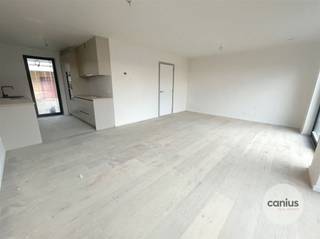 <p><span>KNAPPE NIEUWBOUWWONING MET 3 SLPKS</span></p><p><span> </span></p><p><span>Veerstraat 60B is de thuisbasis van deze knappe nieuwbouwwoning, dit pand bevindt zich achter de prachtige vakwerkwoning en wordt met de allernieuwste technieken afgewerkt.</span></p><p><span> </span></p><p><span>Op het gelijkvloers bevinden zich een inkomhal, een apart toilet, een berging, een keuken en een leefruimte.</span></p><p><span> </span></p><p><span>Op de eerste verdieping ontdekken we een nachthal, een badkamer, een apart toilet en drie slaapkamers.</span></p><p><span> </span></p><p><span>Bijkomend beschikt deze woning over een onderhoudsvriendelijke tuin met aangenaam terras en parkeergelegenheid.</span></p><p><span> </span></p><p><span>KORT SAMENGEVAT</span><span>:</span></p><p><span>Grondwaarde: € 100.000,00</span></p><p><span>12% registratie: € 112.000,00</span></p><p><span>Constructiewaarde: € 237.190,00</span></p><p><span>21% BTW: € 49.809,90</span></p><p><span>TOTAAL: € 399.000,00</span></p><p><span> </span></p><p><span>Opzoek naar een leuke woning in het landelijke Wellen? Maak snel je afspraak voor meer informatie 078 78 30 39 – <span>info@canius.be</span></span></p><p><span> </span></p><p><span>De vermelde oppervlaktes zijn slechts een indicatie. Canius Real Estate kan niet verantwoordelijk gesteld worden voor de juistheid van de door zijn verstrekte gegevens.</span></p><p><span> </span></p>