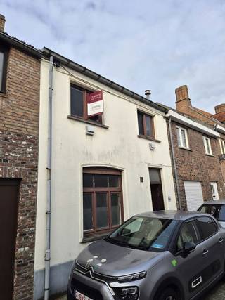 <span>Op zoek naar een interessant renovatieproject in het hart van Brugge?</span><br /><br /><span>Deze stadswoning vlakbij 't Zand dient volledig gestript te worden, maar kan mits een grondige renovatie perfect dienen als starterswoning of investeringspand.</span><br /><br /><span>Momenteel beschikt de woning over een inkomhal met apart toilet, een leefruimte met keuken en aparte eetkamer. De bovenverdieping biedt één grote slaapkamer met badkamer en aparte bergruimte.</span><br /><br /><span>Interesse om de handen uit de mouwen te steken of ben je op zoek naar de ideale investering? Contacteer dan Els van Immo De Stoute om een bezoek te brengen aan deze woning!</span>
