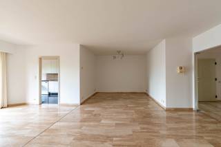 Dit ruime en lichtrijke appartement is gelegen op de tweede verdieping van een verzorgd gebouw en beschikt over een aangename en praktische indeling. De ruime leefruimte sluit mooi aan op de keuken, die uitgerust is met alle nodige toestellen. Zowel vanuit de leefruimte als vanuit de keuken heeft u toegang tot een eerste ruim terras.<br /><br />Verder beschikt het appartement over twee ruime slaapkamers, waarvan de grootste slaapkamer toegang biedt tot een tweede balkon/terras. De badkamer is volledig ingericht en voorzien van een ligbad, een inloopdouche, een lavabo met ruim lavabomeubel en een toilet. Daarnaast is er ook nog een apart toilet aanwezig.<br /><br />Een autostaanplaats en een privatieve kelderberging zijn inbegrepen in de huurprijs, wat zorgt voor extra comfort en voldoende opbergruimte.<br /><br />De gemeenschappelijke kosten bedragen €100 per maand en omvatten onder andere het privatief water, het poetsen van de gemeenschappelijke delen en de elektriciteit van de gemene delen.<br /><br />Het appartement is onmiddellijk beschikbaar.<br />EPC: 228 kWh/m²