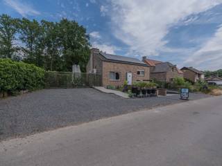 <p><strong>VRIJSTAANDE SPLIT-LEVEL WONING MET 4 SLAAPKAMERS OP EEN PERCEEL VAN 4A82CA OP EEN RUSTIGE LOCATIE TE DILSEN-STOKKEM (LANKLAAR)<br /><br /></strong></p>
<span><strong>TROEVEN<br /></strong>- <span>Gelegen op een rustige locatie nabij de Zuid-Willemsvaart te Lanklaar. <br />- Dichtbij Maasmechelen Village en het Nationaal Park Hoge Kempen. (fietsroutes,wandelpaden,...)<br />- De woning werd grondig gemoderniseerd en voorzien van alle comfort! </span><br />- Elektriciteit is conform!<br />- De woning is uitgerust met het nodige leidingwerk voor radiatoren en het warmtepompsysteem. <br />- Goede EPC-waarde: C-klasse!<br />- Voorzien van alle moderne technieken: laadpaal, 18 zonnepanelen, rolluiken, airco,... <br />- Verschillende terrassen en ruime veranda aan de achterzijde van de woning. <br />- Veel parkeermogelijkheden aan de voorzijde van de woning. <br /><strong><br />KELDERVERDIEPING -1<br /></strong>- Inpandige garage op straatniveau <span>(4,00m x 6,70m = 26,80m²): momenteel ingericht als ontspanningsruimte, automatische sectionaalpoort, elektrische verwarming, maatkast met lavabo, plafondpanelen, raampartijen, dompelpomp put garage, tegelvloer.<br /></span>-Bergruimte onder de trap <span>(1,15m x 0,89m = 1,02m²). </span><br />-Wasruimte (3,77m x 5,21m =19,64m²): muren geïsoleerd, ventilatie, elektrische boiler, aansluiting wasmachine/droogkast, raampartij, tegelvloer. <br />-Bergruimte (3,10m x 4,00m =12,40m²): grondwaterpomp. <br /><strong><br />GELIJKVLOERS 00<br /></strong>- Inkomhal (2,00m x 1,60m = 3,20m²): vestiairekast, steentapijt. <br />- Woonkamer <span>((3,85m x 6,28m) + (1,25m x 4,62m) + (4,20m x 2,50m) =41,76m²): pelletkachel, inbouwkasten, airco, veel natuurlijk lichtinval dankzij de raampartijen, trap naar verdieping 1, trapje naar de keuken en hal, steentapijt. </span></span><br /><span>- Keuken (3,96m x 3,40m = 13,46m²): geïnstalleerd met onder-bovenkasten, spoelbak, combi-oven, stoomoven, wijnkoeler, vaatwasser, koelkast, afzuiging, airco, steentapijt. <br /></span><span>- Hal <span> (0,96m x 9,33m = 8,96m²): luik naar de zolder, steentapijt.</span></span><br /><span>- Badkamer </span><span>(2,79m x 2,10m = 5,86m²): ingericht badkamermeubel met dubbele lavabo, lades, kolomkast, spiegelkasten; inloopdouche, toilet, elektrische verwarming, afzuigventilatie, tegelvloer. <br />- Slaapkamer 1 (2,83m x 2,39m = 6,76m²): inbouwkasten, elektrische verwarming, steentapijt. <br />- Slaapkamer 2 ((2,55m x 2,83m= 7,22m²): inbouwkasten, elektrische verwarming, steentapijt. <br />- Slaapkamer 3 of 2 (3,10m x 3,33m = 10,32m²): inbouwkasten, airco, elektrische verwarming, steentapijt. </span><br /><br /><span><strong>VERDIEPING</strong> <strong>+01 </strong></span><span><br />- Slaapkamer 4 (4,00m x 4,92m = 19,68m²): bereikbaar via houten trap in de woonkamer, airco, dakvenster, inbouwkasten, steentapijt. <br /></span>- Zolder <span>(3,63m x 3,62m = 13,14m²): polyvalente ruimte. </span><br /><br /><span><strong>EXTERIEUR<br /></strong></span>- Veel parkeerplaatsen aan de voorzijde van de woning. <br /><span>- Aangelegde voortuin.<br />- Volledig omheinde tuin.<br />- Terras links 1<span>: zonneluifel, beklinkerd. <br /></span>- Overdekt terras 2 aan de achterzijde met zicht op de achtertuin <span>(2,80m x 9m = 25,20m²).<br />- Terras rechts 3: beklinkerd zonneterras. <br /><br /></span></span><strong>DIVERSE VERNIEUWINGEN | </strong>keuken, slaapkamers, woonkamer, badkamer,.... <br />
<p>Bekijkt u deze advertentie via een aanverwante vastgoedsite, surf dan zeker naar onze website <strong>www.N78vastgoed.be</strong> voor een uitgebreide beschrijving en foto's. <strong>Meer info: +32 (0)89 86 18 88 of info@N78vastgoed.be.</strong></p>