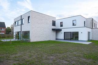 <p>In dit kleinschalige woonerf in het centrum van Sijsele bevindt zich deze energiezuinige koppelvilla. De locatie is ideaal voor wie rustig wil wonen zonder in te boeten op bereikbaarheid.<br />• Geen doorgaand verkeer<br />• Geen inkijk - Groen, stilte en volledige privacy<br />• Ruime tuin om volop buiten te leven & te genieten<br />• Vlotte bereikbaarheid naar Brugge, Damme, Maldegem en de Kust<br />• Pal aan fietsroute Brugge - Maldegem en nabij de Damme golf.<br />• Winkels en scholen op wandelafstand<br /><br />Klaar voor de toekomst!<br />• Geothermie: voor verwarmen én koelen via grondwarmte<em>(= géén storende warmtepomp nodig in tuin)</em><br />• Zonnepanelen die het energieverbruik compenseren<br /><br />Slim investeren in wooncomfort<br />• Extreem lage tot amper energiekosten<br />• De woning verdient zichzelf deels terug dankzij de lage verbruikskosten!!<br />• Voldoet niet alleen aan de huidige strenge, maar ook reeds aan de toekomstnormen<br /><br />Enkele grote troeven:<br />• Ruime woning met een doordachte indeling<br />• Tijdloze en stijlvolle architectuur<br />• Hoogwaardige & duurzame afwerkingsgraad, uniek in Sijsele tov andere woonprojecten<br />• Zalige vloerverwarming in de volledige woning <br />• In de zomer zorgt de geothermie voor aangename koeling, geen airco nodig<br />• Tuin geschikt voor latere aanleg zwembad/poolhouse en cosy zonnetuinhuis<br />• Ruime parkeerplaatsen</p>
<p>Grondoppervlakte: 482,39m2 + carport 16,76m2 + staanplaats 16,50m2 <br />Bewoonbare oppervlakte: 171,04m2 +terras van+-30m2)</p>
<p>Inbegrepen in prijs aangelegde tuin (grondaanleg/effenen/planten/hekwerk-poort/…) ter waarde van +-22.000</p>
<p>Tot slot nog: tijdelijk bieden we u een waardebon voor sterrestaurant Sel Gris te Knokke-Heist om desgevallend uw aankoop op niveau van het project te vieren.</p>
<p>Interesse? Contacteer Bonne Vastgoed 7 op 7 via 050/73.73.73 of via info@bonnevastgoed.be</p>