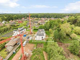 Ontdek deze moderne en praktisch ingedeelde nieuwbouwwoning in het project te Tongerlo (Westerlo). Deze woning biedt een perfecte combinatie van comfort, ruimte en functionaliteit, ideaal voor gezinnen of wie op zoek is naar een doordachte indeling.<br /><br />Bij het betreden van de woning komt u in de inkomhal met vestiaire en gastentoilet, wat meteen zorgt voor een aangenaam en georganiseerd onthaal. Van hieruit bereikt u de lichtrijke leefruimte met open keuken, waar gezelligheid en functionaliteit centraal staan. Grote raampartijen zorgen voor een mooie lichtinval en een directe connectie met de tuin.<br /><br />Aansluitend aan de keuken bevindt zich een praktische berging, ideaal voor extra opslag en huishoudelijke organisatie. Verder beschikt de gelijkvloerse verdieping nog over een fietsenstalling die op termijn kan omgevormd worden tot leefruimte/slaapkamer. Deze kamer beschikt over een aansluiting voor een douche.<br /><br />Op de eerste verdieping beschikt de woning over 3 volwaardige slaapkamers, waaronder één slaapkamer met aansluiting voor een eigen douche en lavabo, wat zorgt voor extra comfort en privacy. Daarnaast is er een aparte badkamer met aansluiting voor een bad, douche en dubbele lavabo.<br /><br />De nachthal geeft eveneens toegang tot een apart toilet en een technische ruimte, wat bijdraagt aan het praktisch gebruiksgemak van de woning.<br /><br />Dankzij de doordachte indeling en energiezuinige opbouw vormt deze woning een toekomstgerichte keuze, perfect voor wie comfortabel en zorgeloos wil wonen.<br /><br />Bijzonderheden:<br />* Halfopen bebouwing met morderne architectuur<br />* Lichtrijke leefruimte met open keuken<br />* Bureau / thuiswerkruimte<br />* Energiezuinig wonen<br />* Groendak<br />* Privatieve fietsenberging die omgevormd kan worden tot leefruimte / slaapkamer