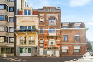 Dit appartement bevindt zich op de eerste verdieping, op slechts <strong>100 meter</strong> van het bruisende centrum van Blankenberge.<br /><br />Het combineert een <strong>authentieke uitstraling</strong> met een <strong>goede energiezuinigheid</strong>. Dankzij de <strong>centrale ligging</strong> en praktische indeling is het een ideale gezinswoning voor wie comfortabel en rustig wil wonen, vlak bij alle voorzieningen. Bovendien biedt het een uitstekende kans om te renoveren en het volledig naar eigen smaak en stijl in te richten.<br /><br /><u>Indeling:</u><br />Bij binnenkomst kom je terecht in een <strong>karaktervolle</strong> <strong>living</strong> die meteen dat <strong>authentieke</strong> <strong>gevoel</strong> oproept. De woonkamer sluit aan op de <strong>keuken</strong>, die voorzien is van de <strong>basisbenodigdheden</strong>, wat zorgt voor een open en gezellige sfeer. <br />Het appartement beschikt over <strong>twee</strong> <strong>slaapkamers</strong>. De <strong>badkamer</strong> is voorzien van een goed functionerende <strong>douche</strong>. <br />Er is ook een mogelijkheid om een <strong>garage</strong> bij te <strong>huren</strong>.<br /><br />Gezien de <strong>vele</strong> <strong>troeven</strong> kan dit appartement zowel gebruikt worden als <strong>hoofdverblijfplaats</strong>, <strong>tweede</strong> <strong>verblijf</strong> of als <strong>investering</strong>