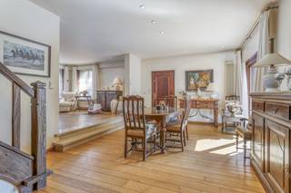 Cette spacieuse maison mitoyenne est située sur un beau terrain de 1 004 m² à Anzegem. Cette maison peut profiter d'un bel espace de vie et...