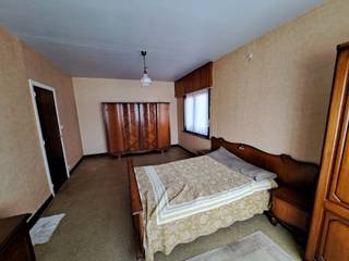 <p>Een vrijstaande woning met op het gelijkvloers een woonkamer, ruime keuken, kleine badkamer, ruime slaapkamer.  Op de eerste verdieping zijn er nog 2 ruime slaapkamer en een zolderkamer aanwezig. De woning is tevens voorzien van een keldertje. Achter de woning bevindt zich de garage met aansluitende bergplaats en een tuin.</p>