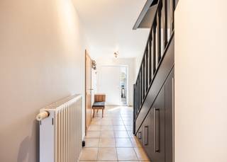 Op zoek naar een instapklare gezinswoning in een rustige, groene omgeving?Dan is deze volledig vernieuwde woning aan het Vicogneplein in Bredene...