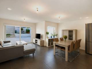Maak uw bezoek aan deze woning nog eenvoudiger! Vul vooraf de huurdersfiche in en bezorg deze via e-mail aan verhuur@vastgoeddemeyer.be. Wij nemen vervolgens contact met u op om een afspraak ter plaatse in te plannen. De huurdersfiche vindt u terug bij de downloads. Alvast bedankt!<br /><br />Deze moderne, volledig afgewerkte en instapklare woning is gelegen langs de Aaltersesteenweg in Deinze, op fietsafstand van het stadscentrum. Dankzij de vlotte bereikbaarheid en nabijheid van het openbaar vervoer geniet de woning van een bijzonder praktische ligging. Beschikbaar vanaf 01/12/2026.<br /><br />Via de inkomhal met gastentoilet komt u in de lichtrijke leefruimte met gezellige zithoek en eethoek. De leefruimte sluit aan op de volledig nieuw geïnstalleerde open keuken, uitgerust met een telescopische dampkap, variosteam oven, vaatwasser, koelkast en brede flexinductiekookplaat. Daarnaast beschikt de keuken over een Aqualex-kraan voor gefilterd en bruisend water.<br /><br />Aansluitend bevindt zich de praktische wasplaats met uitgietbak. Dankzij de vele ingemaakte kasten en de optimaal benutte ruimte onder de trap is er aan opbergruimte geen gebrek.<br /><br />Op de eerste verdieping bevinden zich twee ruime slaapkamers en een derde kamer, ideaal als kinderkamer, dressing of bureau. Alle kamers zijn voorzien van ingemaakte kasten. De volledig ingerichte badkamer beschikt over een ligbad, inloopdouche, dubbele lavabo met meubel en toilet. Via een uitklapbaar zolderluik is er toegang tot de zolder, ideaal als extra bergruimte.<br /><br />Achteraan beschikt de woning over een zongericht terras, een private parkeerplaats en een afsluitbare garage.<br /><br />De woning is uitgerust met 12 zonnepanelen (opbrengst ca. 3.000 kWh) en driedubbele beglazing. Het E-peil bedraagt -1 en het EPC -1,79 kWh/m² jaar.<br />De woning beschikt over een Aqualex-kraan, waterverzachter, ventilatiesysteem D en zonnepanelen. Ook de applicatie voor de camerabeveiliging is inbegrepen.<br /><br />PLUSPUNTEN:<br />* ZEER INSTAPKLAAR<br />* VOLLEDIG GESCHILDERD &amp; GORDIJNEN AANWEZIG<br />* ENERGIEZUINIG (DRIEDUBBELE BEGLAZING &amp; ZONNEPANELEN)<br />* INGEBOUWDE MAATKASTEN<br />* ZONGERICHT TERRAS<br />* AFSLUITBARE GARAGE EN PARKEERGELEGENHEID