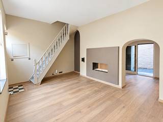 ### OPBRENGSTEIGENDOM IN CENTRUM GERAARDSBERGEN – € 800 HUUR/MAAND!<br /><br />Op zoek naar een interessante vastgoedinvestering met onmiddellijk rendement? Deze charmante stadswoning in het bruisende centrum van Geraardsbergen combineert een uitstekende ligging, hedendaags wooncomfort en een aantrekkelijke huuropbrengst!<br /><br />Met een **maandelijkse huurinkomst van € 800 (€ 9.600/jaar)** en een vraagprijs van € 245.000 geniet u van een **bruto huurrendement van 3,92%** op de aankoopprijs, exclusief aankoopkosten.<br /><br />De woning beschikt over een gezellige leefruimte met ingebouwde haard, een ingerichte keuken met opbergruimte en toegang tot een onderhoudsvriendelijke stadskoer.<br /><br />Op de verdiepingen bevinden zich 2 slaapkamers, waarvan één met dressing, en een ruime badkamer met vrijstaand ligbad, douche, dubbele wastafel en toilet.<br /><br />Een bijzondere meerwaarde is de aanwezige garage, uitgevend op de Wijngaardstraat, een absolute troef midden in het stadscentrum!<br /><br />**Ook technisch is deze investering interessant:**<br />- Conformiteitsattest aanwezig<br />- EPC-label D – geen renovatieverplichting<br />- Asbestveilig<br />- Elektrische installatie conform<br />- Centrale ligging nabij winkels, scholen, horeca en openbaar vervoer<br /><br />Een mooie opportuniteit voor investeerders die op zoek zijn naar een opbrengsteigendom met bewezen huurinkomsten en potentieel op lange termijn!<br /><br />**Interesse? Contacteer Matthias op 0478/32 77 70!**