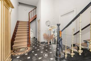 Deze karaktervolle woning in de Pieter Pourbusstraat biedt een verrassend ruime en veelzijdige indeling, verdeeld over verschillende niveaus. De woning combineert authentieke charme met aangename leefruimtes en beschikt over vier slaapkamers, twee badkamers, meerdere keukens en een terras langs het water.<br /><br />Via de inkomhal, met trap naar de bovenverdiepingen en een apart toilet, komt u in de eerste keuken. Vanuit deze ruimte leidt een kleine trap naar een gezellige woonruimte met twee ingebouwde kasten. Deze leefruimte staat bovendien rechtstreeks in verbinding met de inkomhal.<br /><br />Vanuit de keuken leidt de trap naar beneden naar een tweede keuken die aansluit op een praktische kelderruimte. Vanuit dit niveau is er toegang tot de binnenkoer en tot het terras langs het water, een bijzonder aangename plek om tot rust te komen.<br /><br />Op de eerste verdieping bevinden zich twee slaapkamers. Aan de linkerzijde ligt slaapkamer 1, die beschikt over een eigen badkamer. Verderop in de gang vindt u een apart toilet en een tweede badkamer. Aan het einde van de gang bevindt zich slaapkamer 2.<br /><br />De tweede verdieping beschikt over nog twee volledig afgewerkte slaapkamers. Daarnaast is er een ruime zolder, die extra bergruimte biedt.<br /><br />Deze woning is ideaal voor wie op zoek is naar een ruime en karaktervolle woning op een unieke locatie in Brugge, met verschillende leefruimtes en het bijzondere voordeel van een terras dat rechtstreeks aan het water gelegen is.<br /><br />Beschikbaar vanaf 01/12/2026<br />Extra maandelijkse kosten voor onderhoud: 50 euro